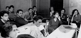 Alcuni allievi del corso di sceneggiatura durante una lezione